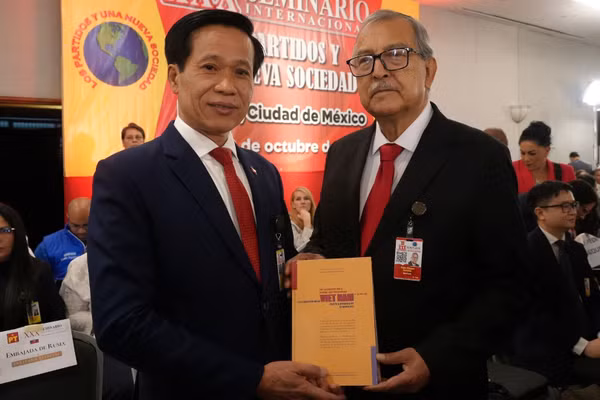 Phó Giám đốc Học viện Chính trị quốc gia Hồ Chí Minh Hoàng Phúc Lâm tặng cuốn sách “Khát vọng Việt Nam hùng cường trong kỷ nguyên mới’’ cho Chủ tịch Ủy ban Đối ngoại Hạ viện Mexico là nghị sĩ Pedro Vázquez González. (Ảnh: TTXVN)