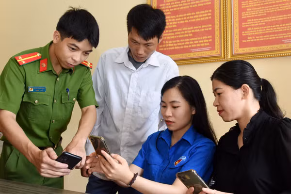 Lực lượng công an xã Kiên Mộc (Lạng Sơn) hướng dẫn người dân sử dụng VNeID an toàn, hiệu quả. (Ảnh: KHÁNH AN)