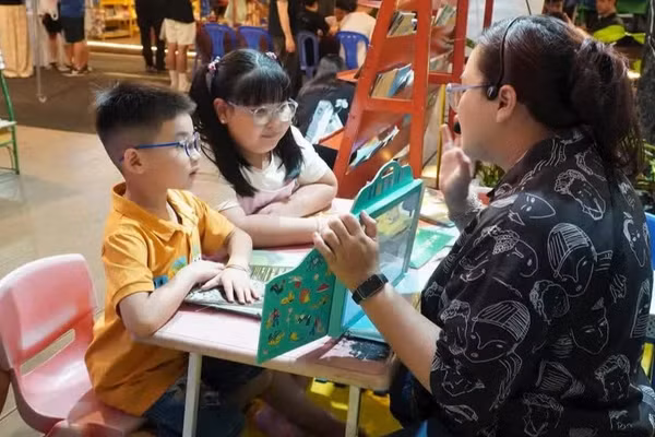 Nhiều bạn nhỏ hào hứng trải nghiệm không gian tương tác cùng sách. 