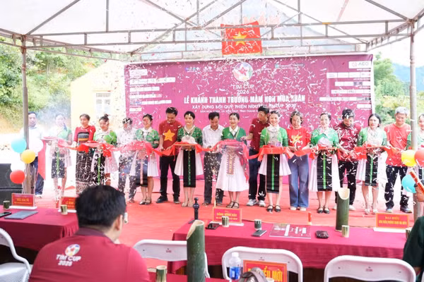 Lễ khánh thành và bàn giao Điểm trường Mùa Xuân thuộc Trường mầm non Sơn Thủy, xã Sơn Thủy, tỉnh Thanh Hóa. (Ảnh: KIM CÚC)