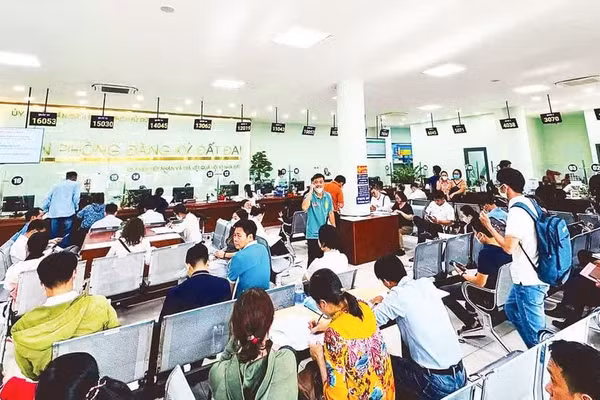 Người dân làm thủ tục hành chính tại Văn phòng đăng ký đất đai thành phố Thủ Đức, Thành phố Hồ Chí Minh. (Ảnh: TÙNG QUANG)