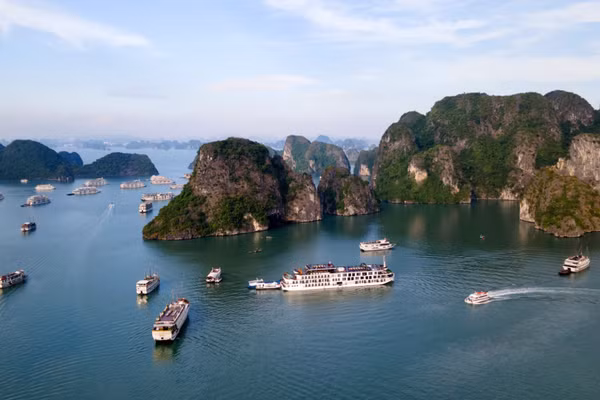 Vịnh Hạ Long, thành phố Quảng Ninh. (Ảnh: THẾ ĐẠI)
