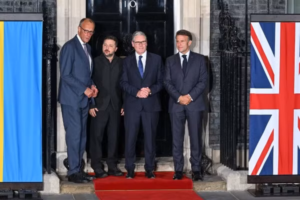 Thủ tướng Đức Friedrich Merz, Tổng thống Ukraine Volodymyr Zelensky, Thủ tướng Anh Keir Starmer và Tổng thống Pháp Emmanuel Macron tại cuộc gặp ở London ngày 7/6/2026. (Ảnh: AA/TTXVN)