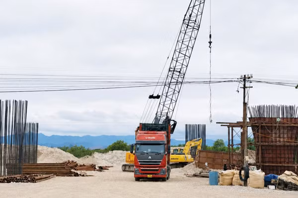 Thi công cầu vượt đường sắt và Quốc lộ 1 của dự án đầu tư xây dựng Quốc lộ 15D. (Ảnh: LÂM QUANG HUY)