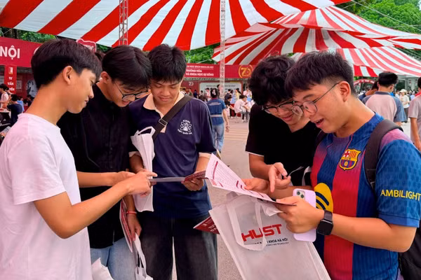 Thí sinh tìm hiểu thông tin tại Ngày hội lựa chọn nguyện vọng xét tuyển đại học, cao đẳng năm 2026. (Ảnh: QUỲNH NGUYỄN)