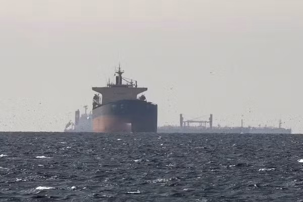 Tàu thương mại tại eo biển Hormuz, ngày 20/6/2026. (Ảnh: THX/TTXVN)