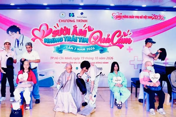 Trao tặng những bộ tóc mới cho bệnh nhân tại Bệnh viện Ung Bướu Thành phố Hồ Chí Minh. (Ảnh: NGUYỄN THANH)