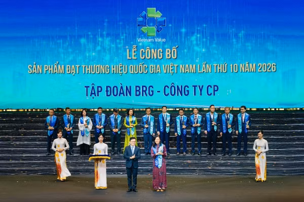 Đại diện Tập đoàn BRG nhận biểu trưng vinh danh Thương hiệu quốc gia 2026. (Ảnh: BRG)