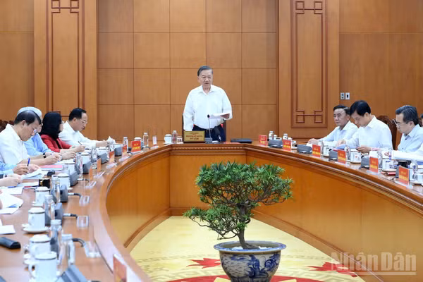 Tổng Bí thư, Chủ tịch nước Tô Lâm làm việc với Ban Tuyên giáo Trung ương và các cơ quan liên quan về tình hình tư tưởng, tâm trạng xã hội và việc phát huy sức mạnh tổng hợp của các cơ quan tuyên truyền. (Ảnh: ĐĂNG KHOA)
