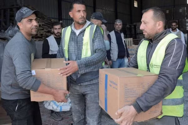 Nhân viên Liên hợp quốc chuyển hàng cứu trợ tới Gaza. (Ảnh: WFP)