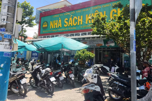 Dù quá trưa nhưng các nhà sách trên địa bàn phường Rạch Giá, tỉnh An Giang vẫn còn đông phụ huynh tìm mua sách cho con để chuẩn bị năm học mới. (Ảnh: QUỐC TRINH)