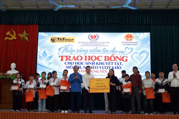 Đại diện T&T Group cùng các đơn vị trao 50 suất học bổng cho học sinh có hoàn cảnh khó khăn tại xã Tống Trân (tỉnh Hưng Yên). (Ảnh: ANH CHIẾN)