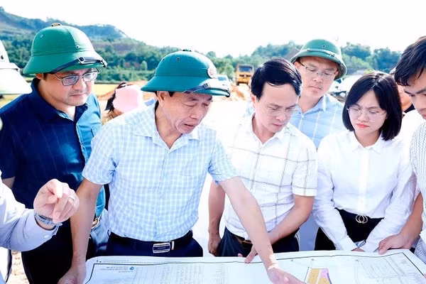Chủ tịch Ủy ban nhân dân tỉnh Lê Văn Lương kiểm tra tại dự án Khu đô thị, thương mại, du lịch, dịch vụ và sân golf Huổi Phạ. (Ảnh: LÊ LAN)