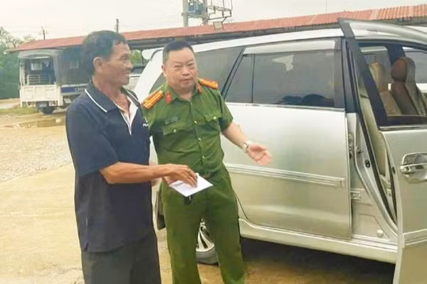 Công an xã Kim Ngân hỗ trợ anh Thân Trung Nhân đoàn tụ với gia đình sau 10 năm mất liên lạc. (Ảnh: Công an xã Kim Ngân)