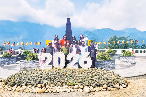 Anh Lê Thanh Sơn (cầm cờ) dẫn đoàn khách Ấn Độ tham quan Sa Pa.