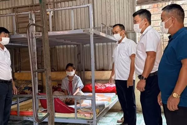 Lãnh đạo Ủy ban nhân dân xã Nà Hỳ kiểm tra việc thực hiện cách ly, điều trị cho học sinh mắc bệnh quai bị trên địa bàn. (Ảnh: NÀ HỲ)