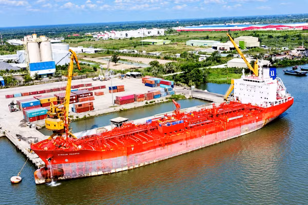 Bốc dỡ hàng hóa tại cảng của Khu công nghiệp Sông Hậu, thành phố Cần Thơ. (Ảnh: THANH TÂM)