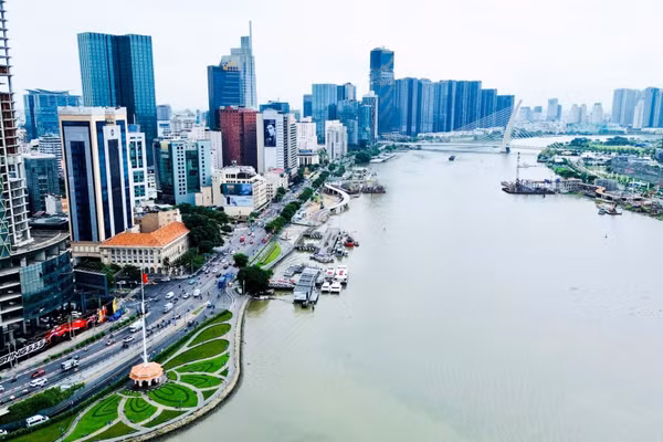 Sông Sài Gòn đoạn đi qua khu vực trung tâm Thành phố Hồ Chí Minh. (Ảnh: THẾ ANH)