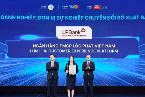 Bà Nguyễn Thị Vui - Thành viên Ban Điều hành LPBank nhận Cúp và kỷ niệm chương Giải thưởng Chuyển đổi số Việt Nam 2026 từ Ban tổ chức. (Ảnh: LP Bank )