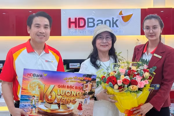 Khách hàng Mã Tiếp Ngân (giữa) bất ngờ khi trúng giải thưởng cao nhất của chương trình. (Ảnh: HDBank)