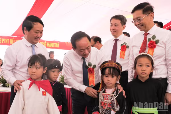Đồng chí Trịnh Văn Quyết dự Lễ khai giảng năm học mới tại Trường phổ thông nội trú tiểu học và trung học cơ sở Thanh Thủy. (Ảnh: KHÁNH TOÀN)