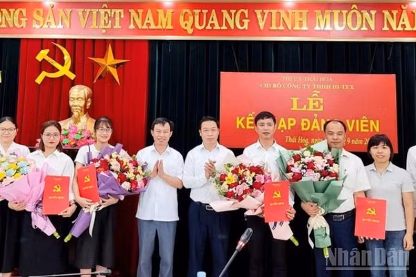 Lễ kết nạp đảng viên tại Chi bộ Công ty TNHH Hi-Tex.