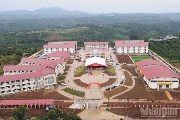 Quang cảnh Lễ khai giảng năm học mới và khánh thành Trường phổ thông nội trú liên cấp tiểu học và trung học cơ sở Thuận An, xã biên giới Thuận An, tỉnh Lâm Đồng.