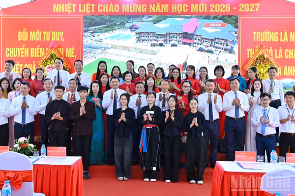 Thường trực Ban Bí thư Trần Cẩm Tú cùng các đại biểu và các em học sinh Trường phổ thông dân tộc nội trú tỉnh Bắc Ninh tại lễ khai giảng năm học 2026-2027.