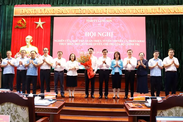 Đồng chí Trần Quân, Ủy viên dự khuyết Trung ương Đảng, Phó Bí thư Thường trực Tỉnh ủy, ra mắt Ban Chấp hành Đảng bộ tỉnh Lạng Sơn. (Ảnh: THANH MAI)