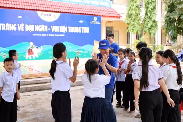 Các em nhỏ hào hứng tham gia trò chơi cùng nhân viên Vinamilk trong ngày hội trăng rằm. (Ảnh: NGUYỄN HOÀNG)