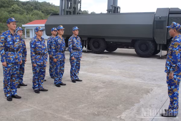 Họp rút kinh nghiệm sau khi huấn luyện. (Ảnh: DŨNG CHÍNH)