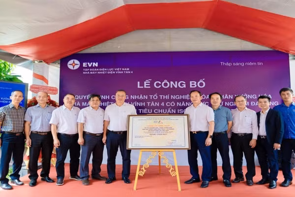Các đại biểu chụp ảnh lưu niệm tại Lễ công bố Quyết định công nhận Tổ Thí nghiệm Hóa-Phân xưởng Hóa của Nhà máy Nhiệt điện Vĩnh Tân 4. (Ảnh: Nhà máy Nhiệt điện Vĩnh Tân 4)