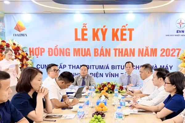 Lễ ký kết Hợp đồng mua bán than năm 2027 giữa Nhà máy Nhiệt điện Vĩnh Tân 4 và Coalimex. (Ảnh: BÌNH MINH)