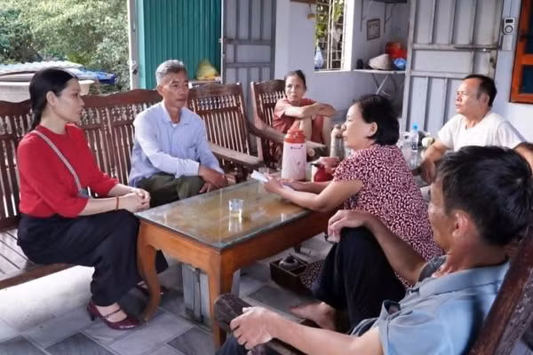 Chị Trần Thị Liên Hoa cùng cán bộ thôn tới tuyên truyền kiến thức chăn nuôi an toàn tại hộ chăn nuôi gia súc trên địa bàn.