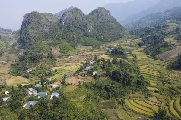 Địa hình đồi núi, dân cư phân tán khiến công tác đo đạc, lập hồ sơ địa chính và hoàn thành cơ sở dữ liệu đất đai tại Lào Cai gặp khó khăn.