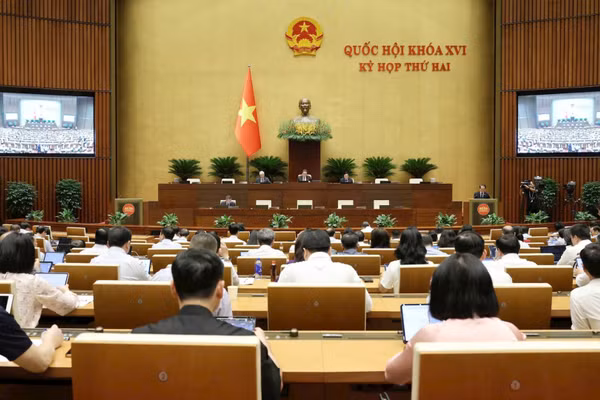 Quốc hội họp phiên toàn thể nghe trình bày Tờ trình, Báo cáo thẩm tra về 3 dự án: Luật Đấu giá tài sản (sửa đổi), Luật Luật sư (sửa đổi), Luật Nuôi con nuôi (sửa đổi). (Ảnh: ĐĂNG ANH)