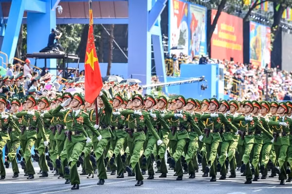Khối nam sĩ quan Cảnh sát nhân dân tại Tổng duyệt lễ diễu binh, diễu hành Lễ kỷ niệm 50 năm Ngày Giải phóng miền nam, thống nhất đất nước. (Ảnh: THÀNH ĐẠT)