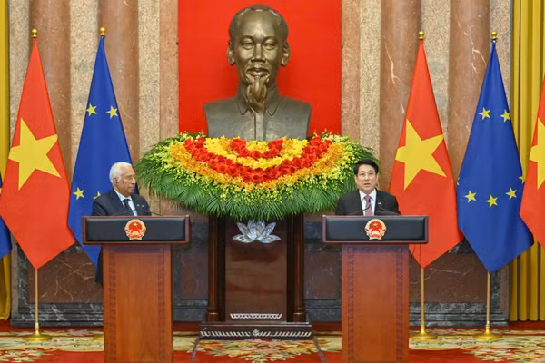 Chủ tịch nước Lương Cường và Chủ tịch Hội đồng châu Âu tại cuộc gặp gỡ báo chí. (Ảnh: THỦY NGUYÊN)