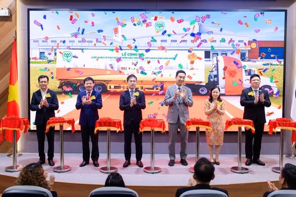 Các đại biểu tại Lễ công bố xuất khẩu lô thịt gà chế biến đầu tiên của Việt Nam sang Hàn Quốc. (Ảnh: C.P. Việt Nam)