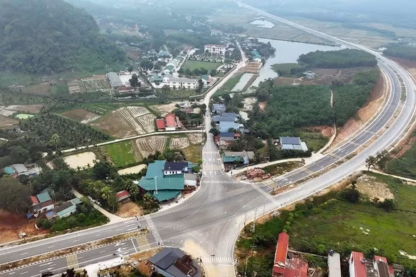 Đường Vạn Thiện-Bến En đi qua các xã Nông Cống, Thăng Bình, Như Thanh và Yên Thọ, tỉnh Thanh Hóa. (Ảnh: TTXVN)