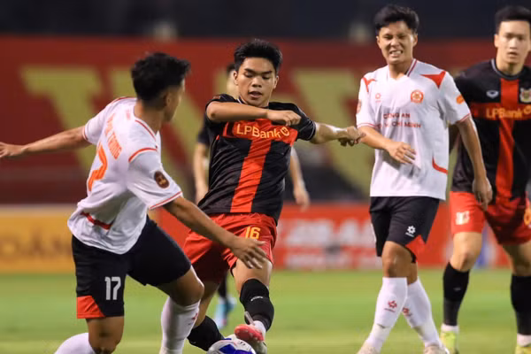 Đội Công an Thành phố Hồ Chí Minh (áo trắng) thắng đội Ninh Bình FC với tỷ số 1-0. (Ảnh: KHÁNH AN)