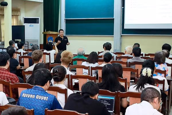Giáo sư Đào Hải Long chia sẻ về bài giảng đại chúng toán học và trí tuệ nhân tạo. (Ảnh: HUY HOÀNG)