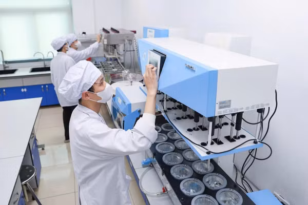 Kiểm nghiệm viên Công ty cổ phần Traphaco vận hành hệ thống kiểm tra, giám sát chất lượng thuốc.