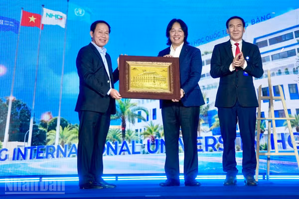 Phó Thủ tướng Lê Tiến Châu trao quà lưu niệm cho đại diện Bệnh viện Đại học quốc tế Hồng Bàng. (Ảnh: KHANG ANH)