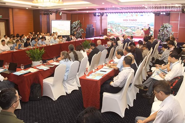 Hội thảo “Phát triển cà-phê bền vững theo hướng sinh thái trên địa bàn tỉnh Sơn La". (Ảnh: QUỐC TUẤN)