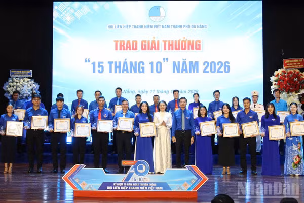 Trao tặng Giải thưởng “15 tháng 10” cho cán bộ Hội, thủ lĩnh thanh niên tiêu biểu. (Ảnh: THANH TÂM)