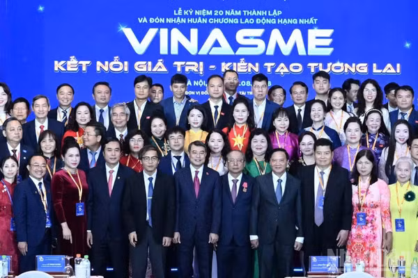 Thủ tướng Lê Minh Hưng với các đại biểu dự Lễ kỷ niệm 20 năm thành lập Hiệp hội Doanh nghiệp nhỏ và vừa Việt Nam (VINASME).