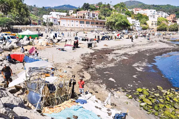 Người di cư bất hợp pháp dựng lều tạm ở Ceuta, Tây Ban Nha (Ảnh: TÂN HOA XÃ)