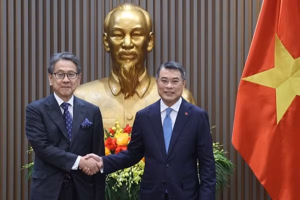 Thủ tướng Lê Minh Hưng và Chủ tịch Ngân hàng Hợp tác quốc tế Nhật Bản (JBIC) Maeda Tadashi. (Ảnh: VGP/Nhật Bắc)