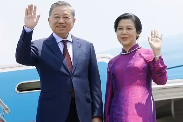 Ngày 27/5/2026, Tổng Bí thư, Chủ tịch nước Tô Lâm và Phu nhân cùng Đoàn đại biểu cấp cao Việt Nam rời Thủ đô Hà Nội, lên đường thăm chính thức Thái Lan, thăm cấp Nhà nước tới Singapore và Philippines. (Ảnh: TTXVN)